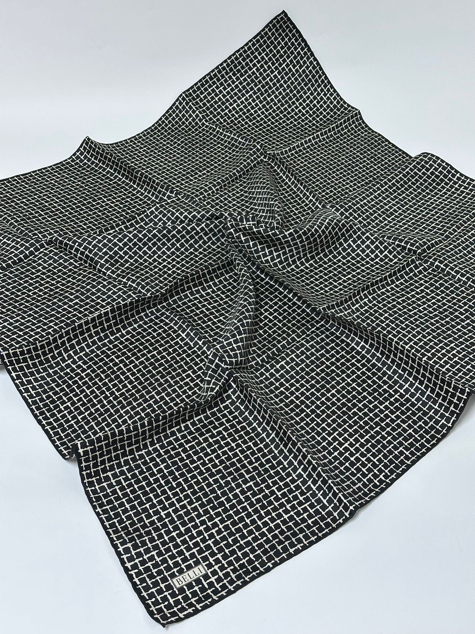 BELLİ KARE DESEN İPEK EŞARP