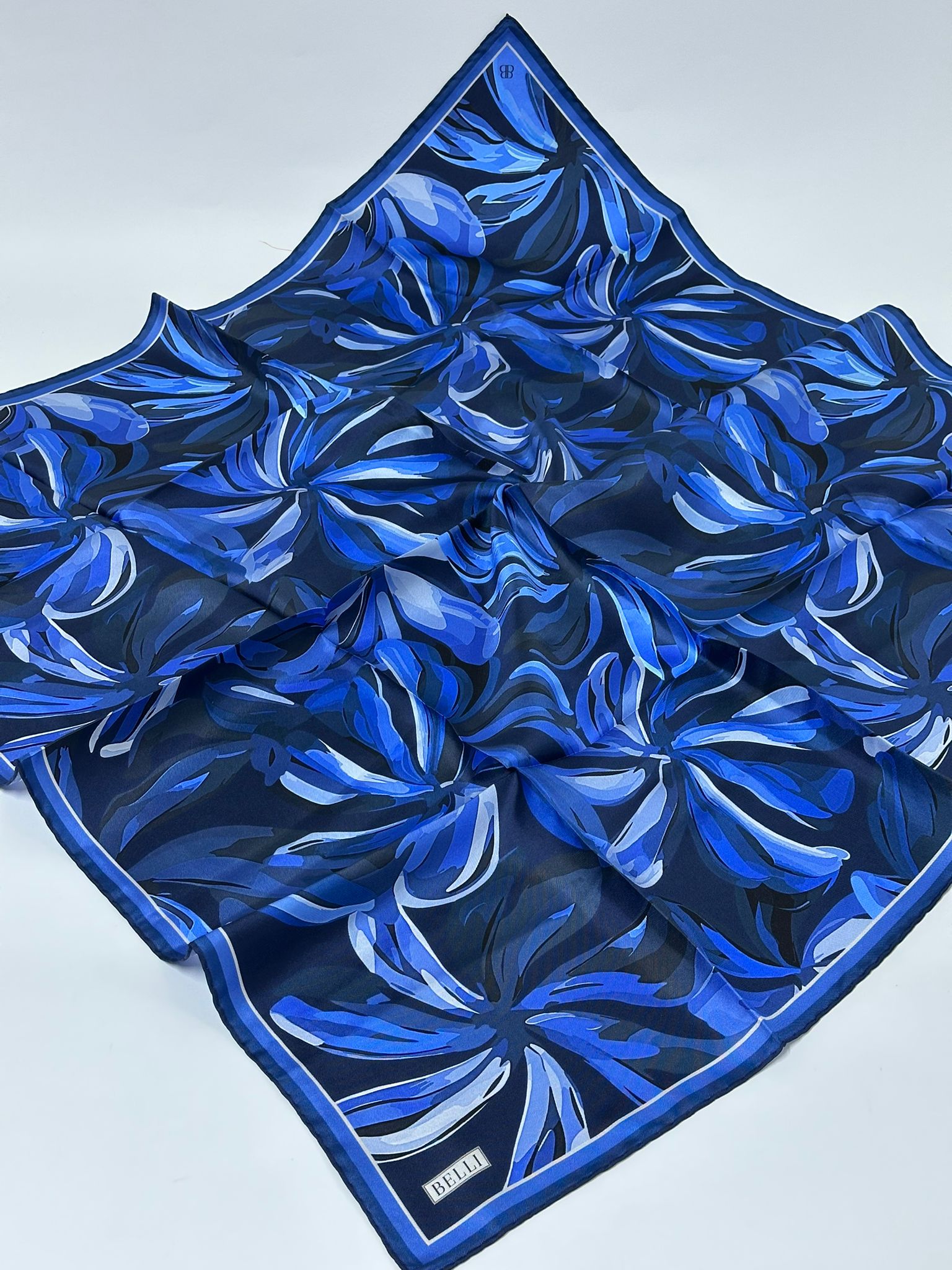 BELLİ ÇİÇEK DESEN İPEK EŞARP