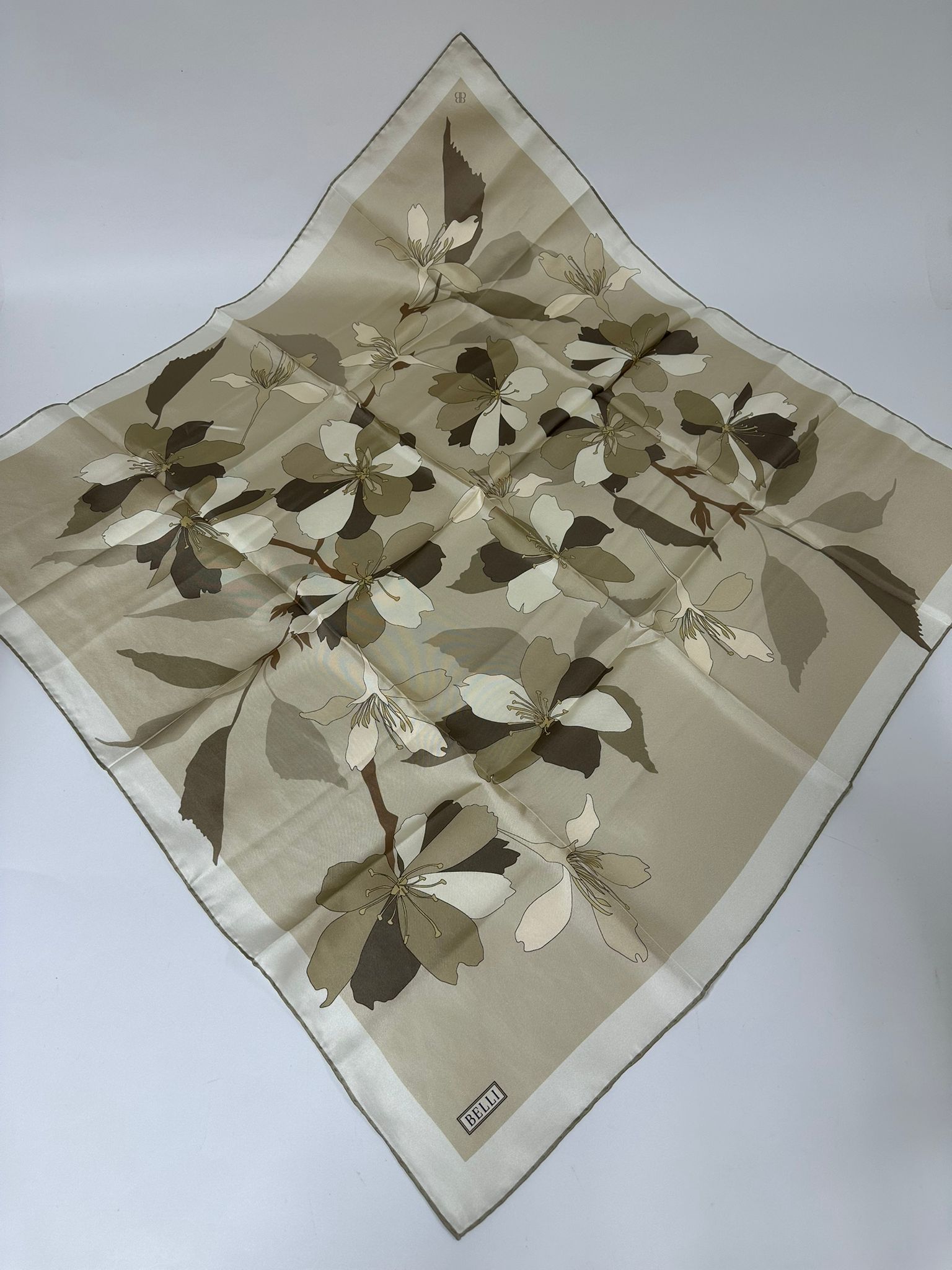 BELLİ ÇİÇEK DESEN İPEK EŞARP