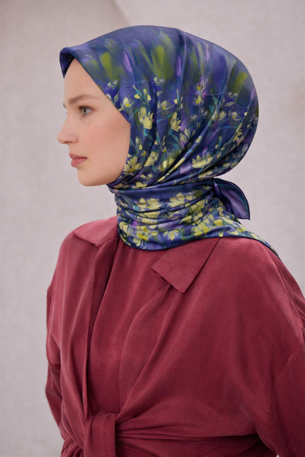 BELLİ ÇİÇEK DESEN İPEK EŞARP