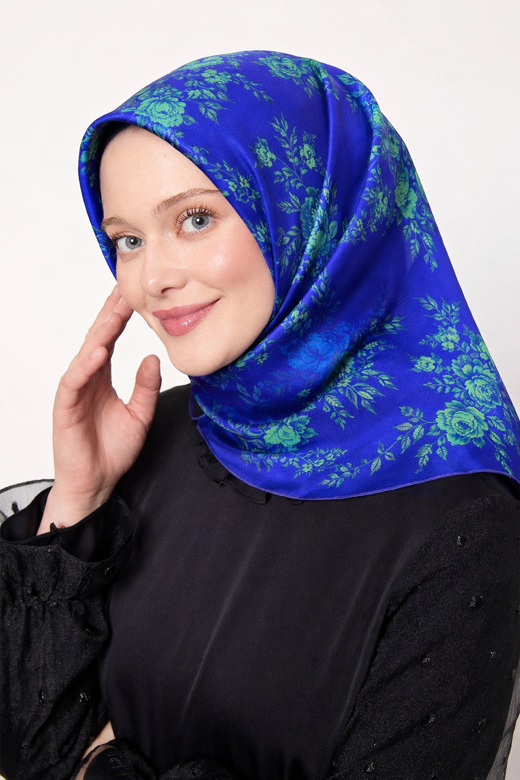 LEVİDOR SOYUT GÜL DESEN İPEK EŞARP