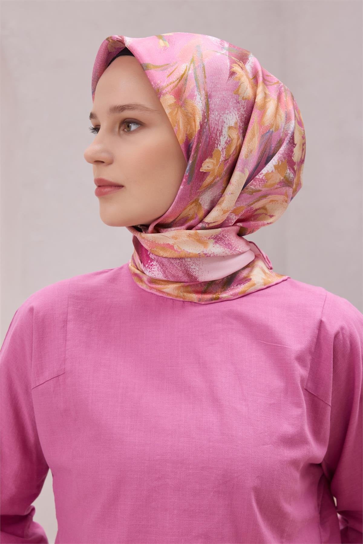 BELLİ ÇİÇEK DESEN İPEK EŞARP