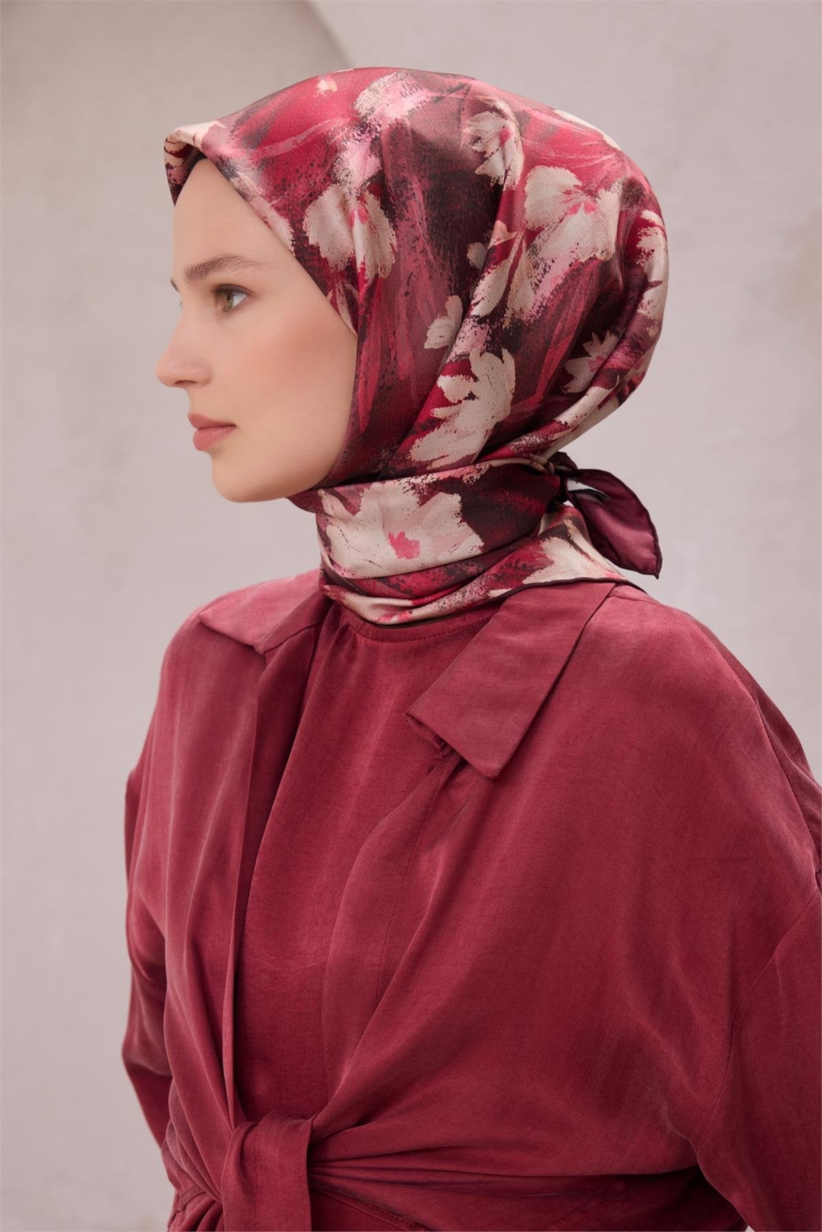 BELLİ ÇİÇEK DESEN İPEK EŞARP