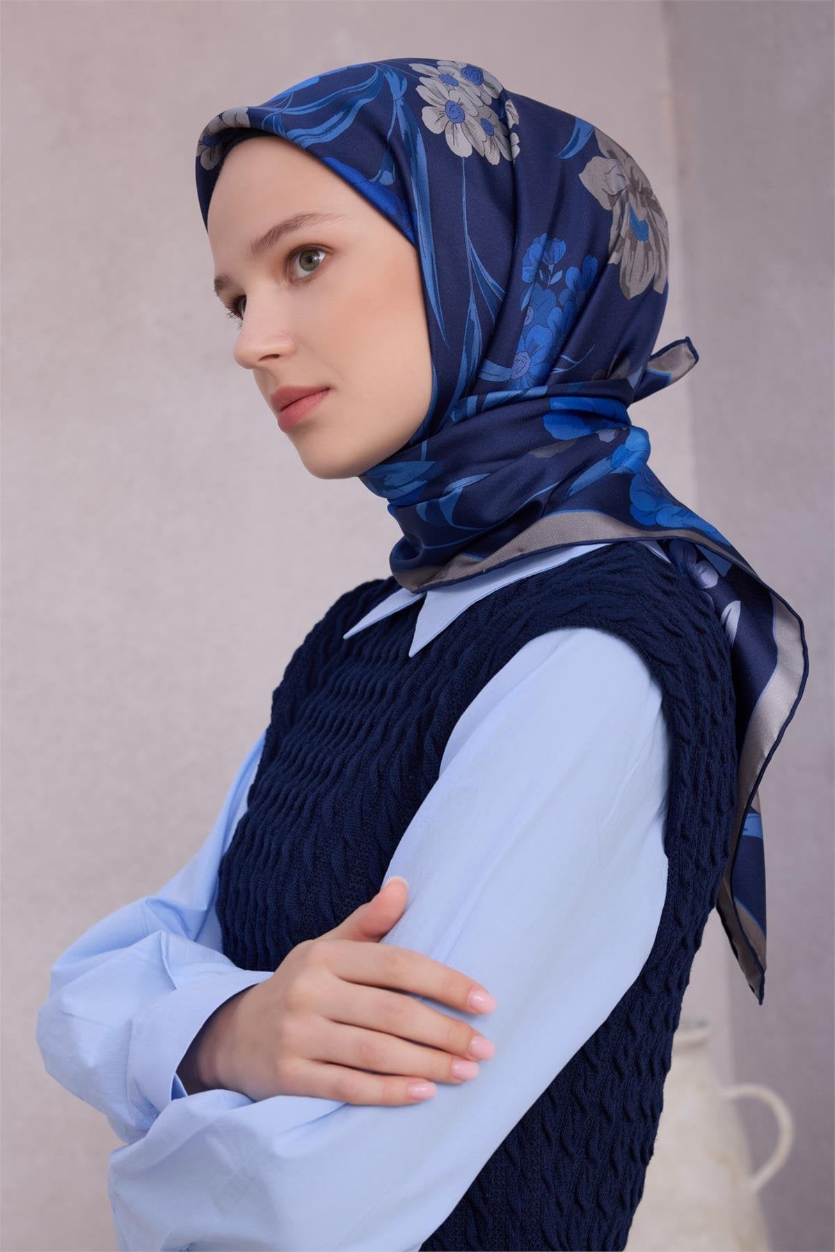 BELLİ ÇİÇEK DESEN İPEK EŞARP