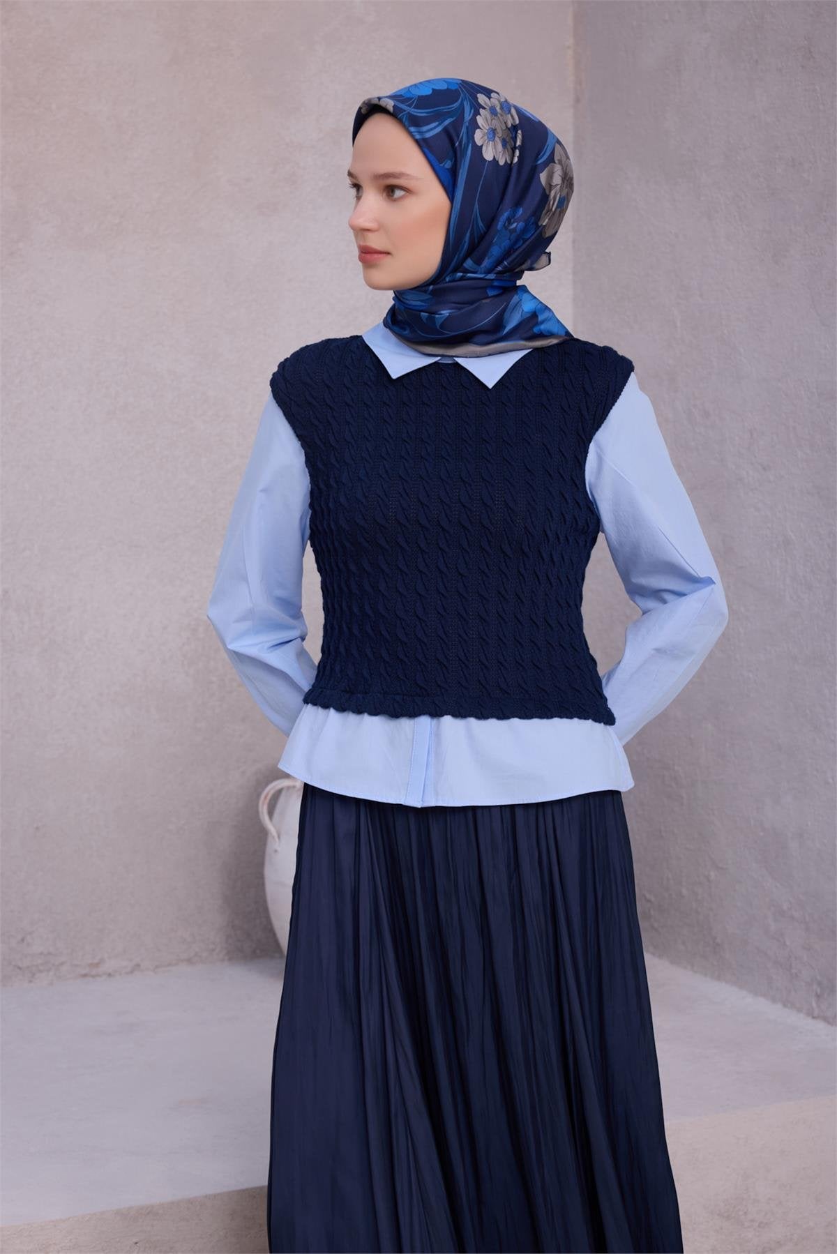 BELLİ ÇİÇEK DESEN İPEK EŞARP