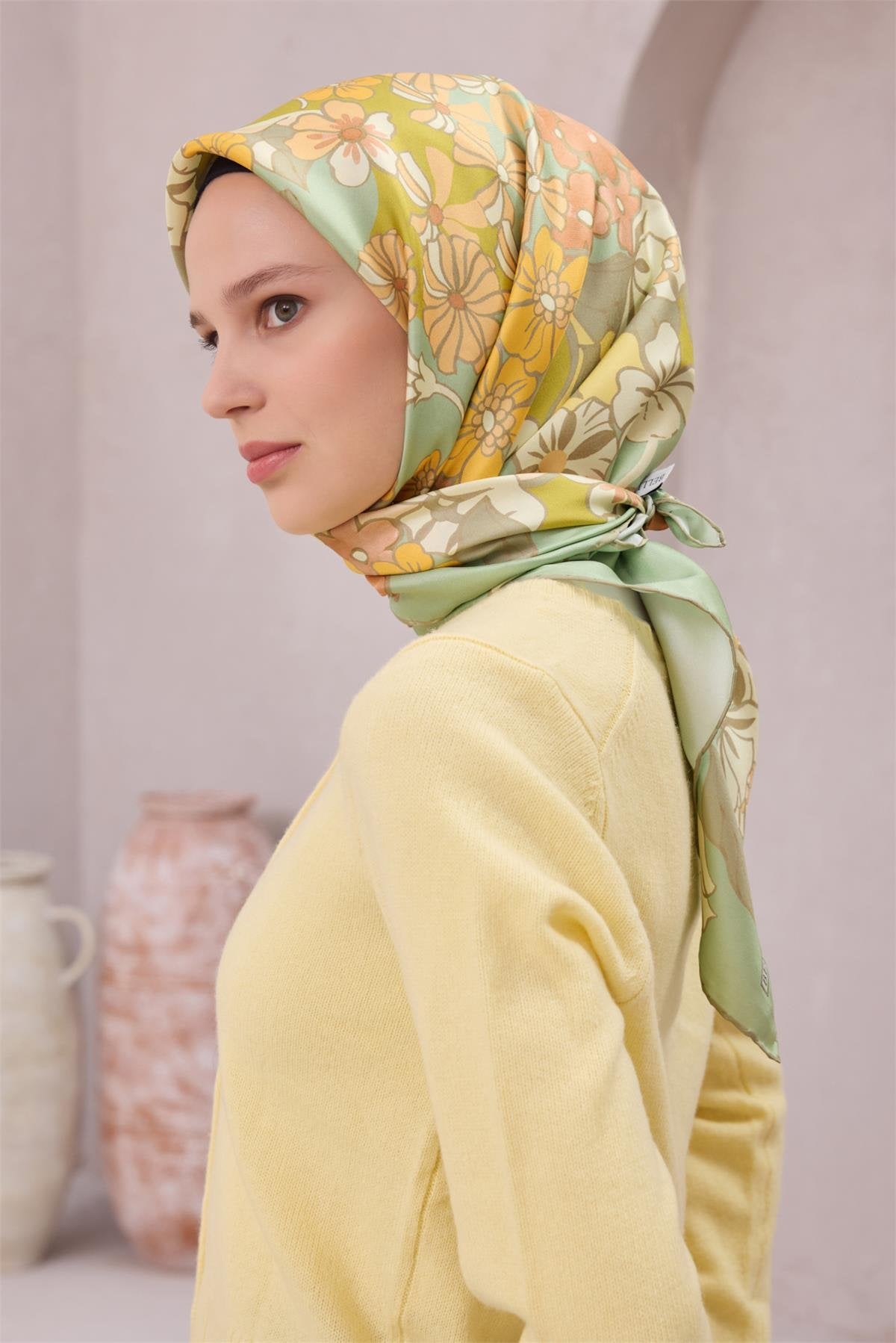 BELLİ ÇİÇEK DESEN İPEK EŞARP