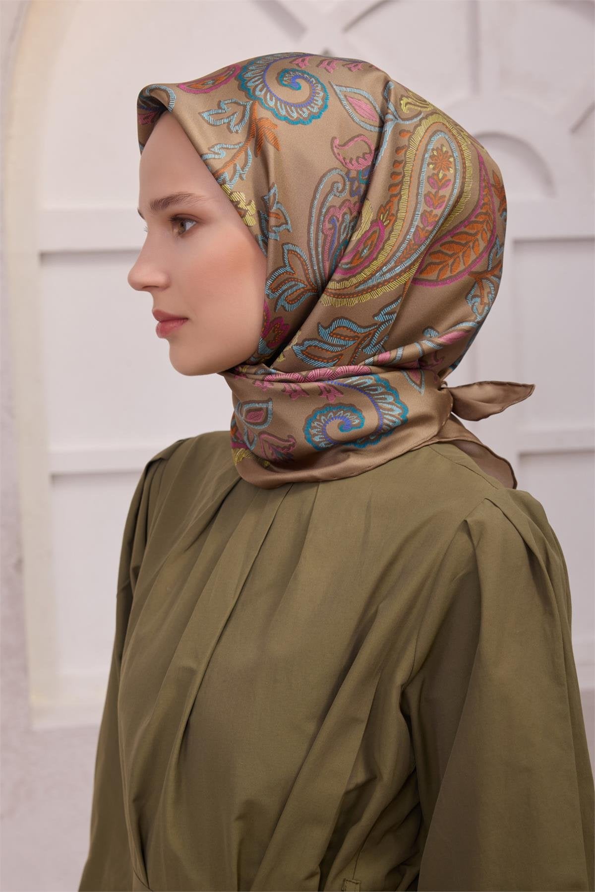 BELLİ ÇİÇEK DESEN İPEK EŞARP