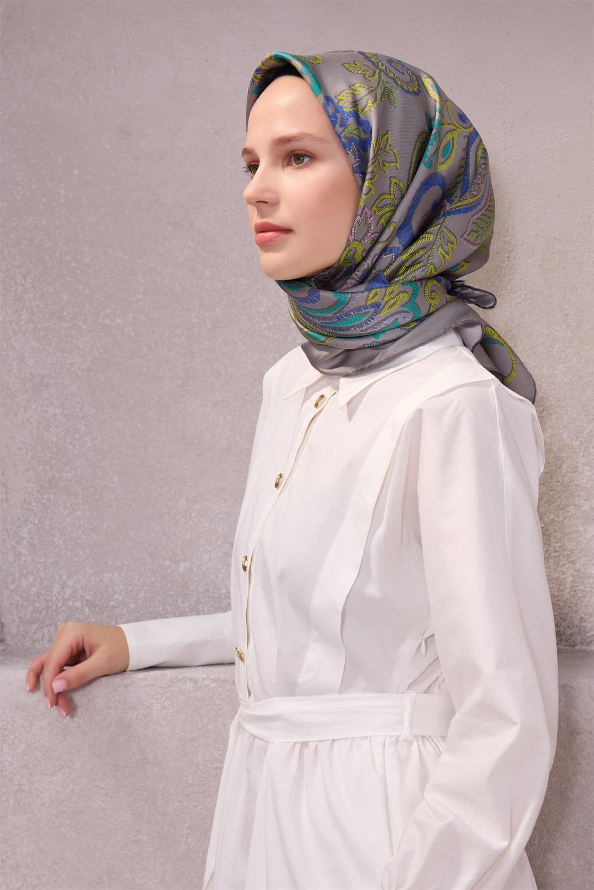 BELLİ ÇİÇEK DESEN İPEK EŞARP