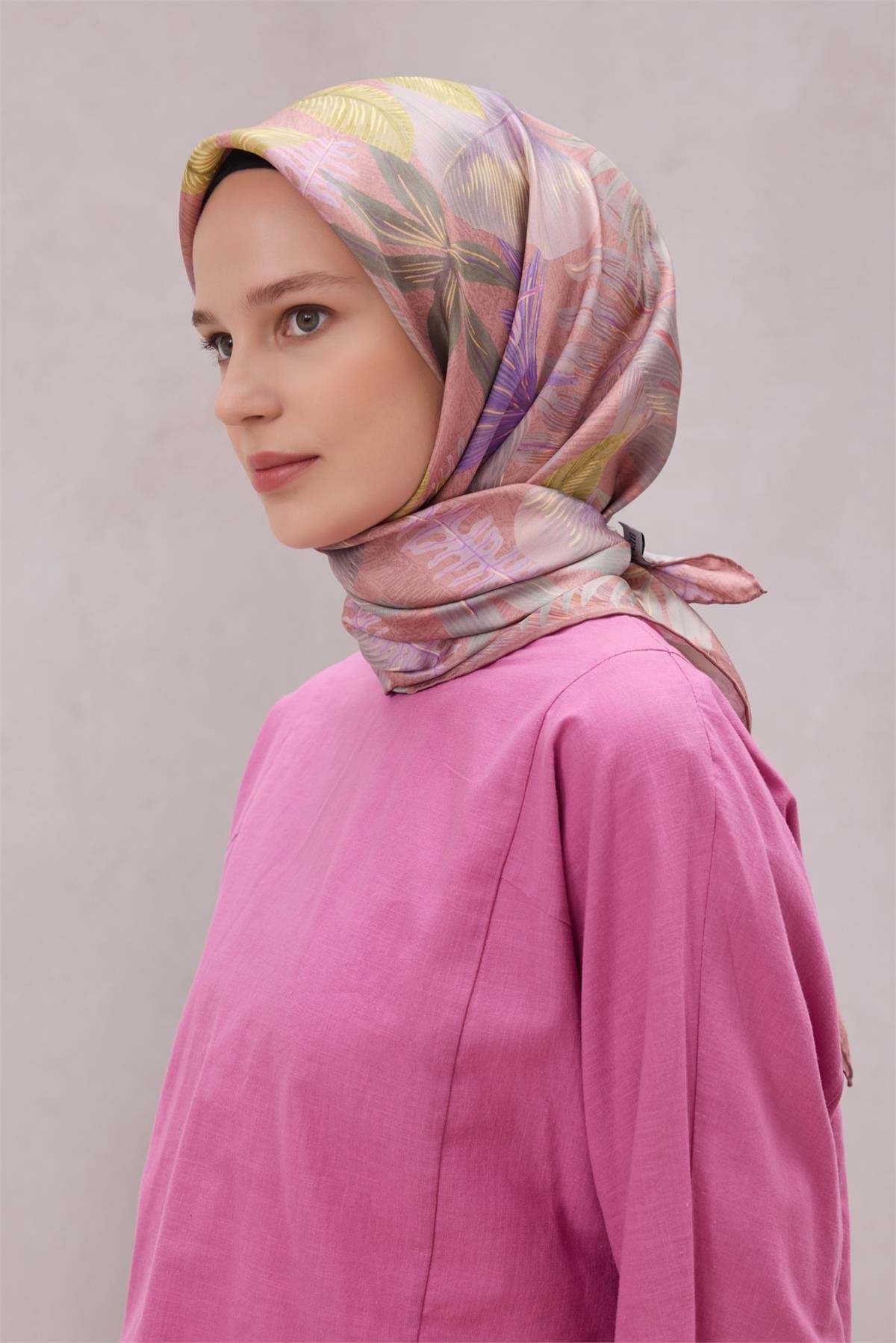 BELLİ ÇİÇEK DESEN İPEK EŞARP