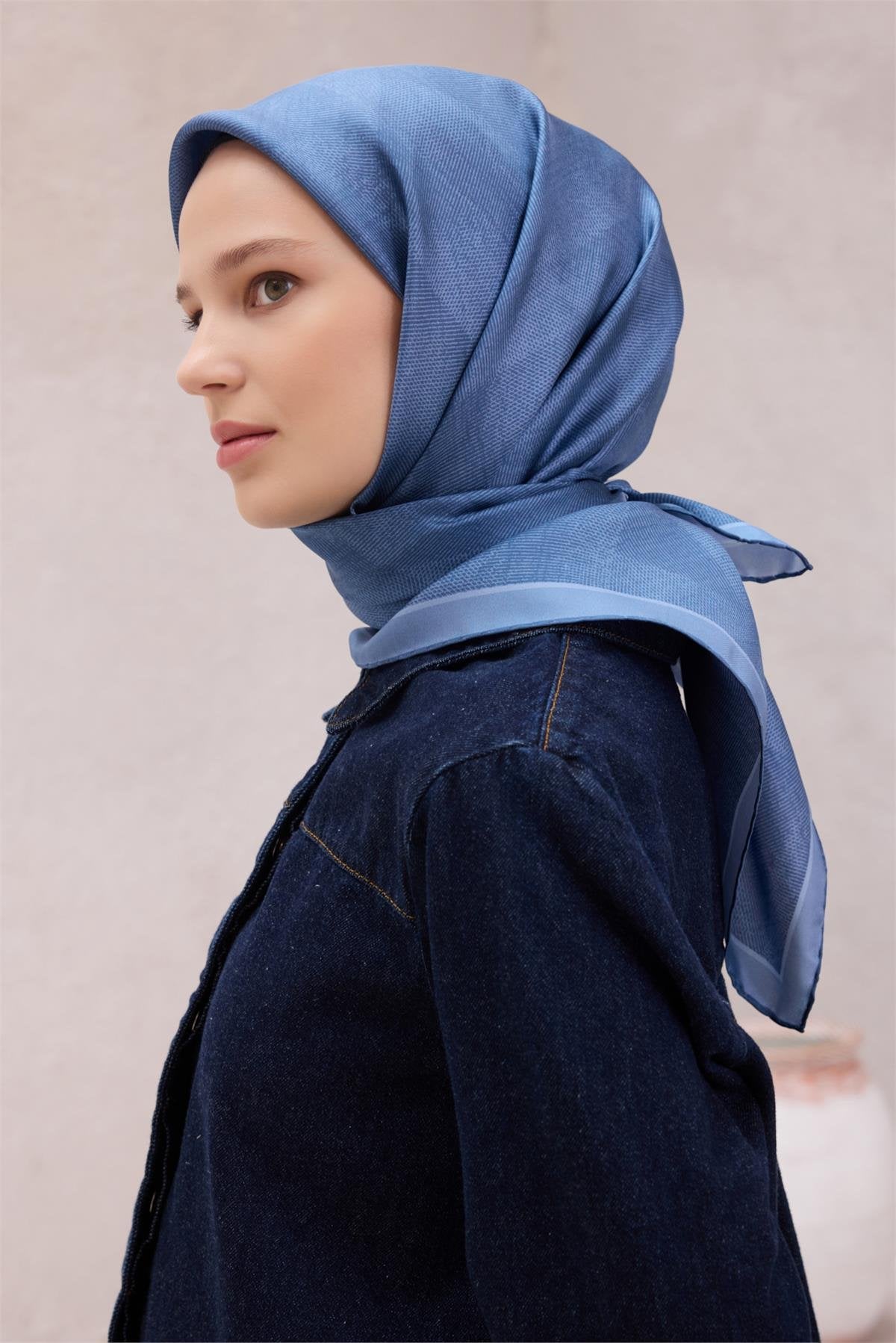 BELLİ GEOMETRİK DESEN İPEK EŞARP