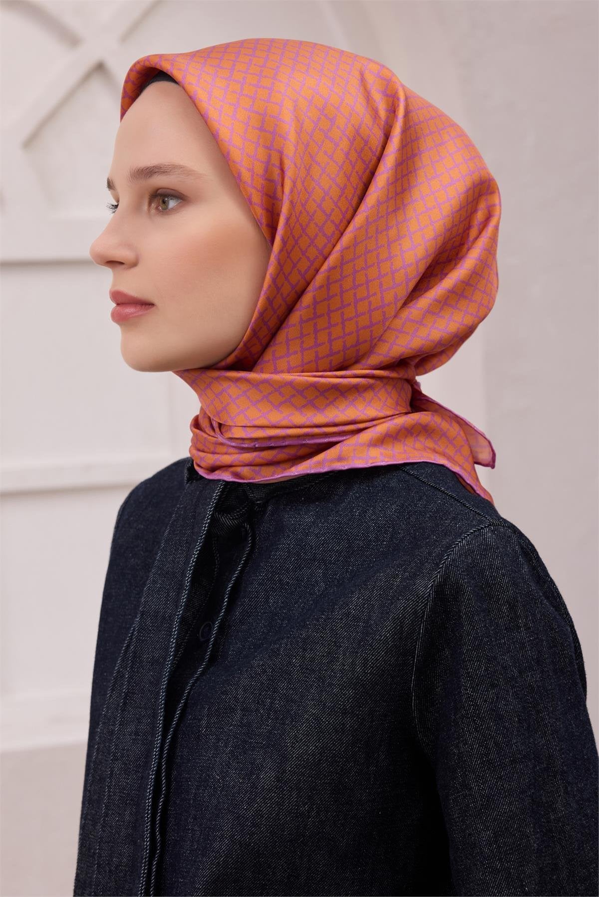 BELLİ GEOMETRİK DESEN İPEK EŞARP