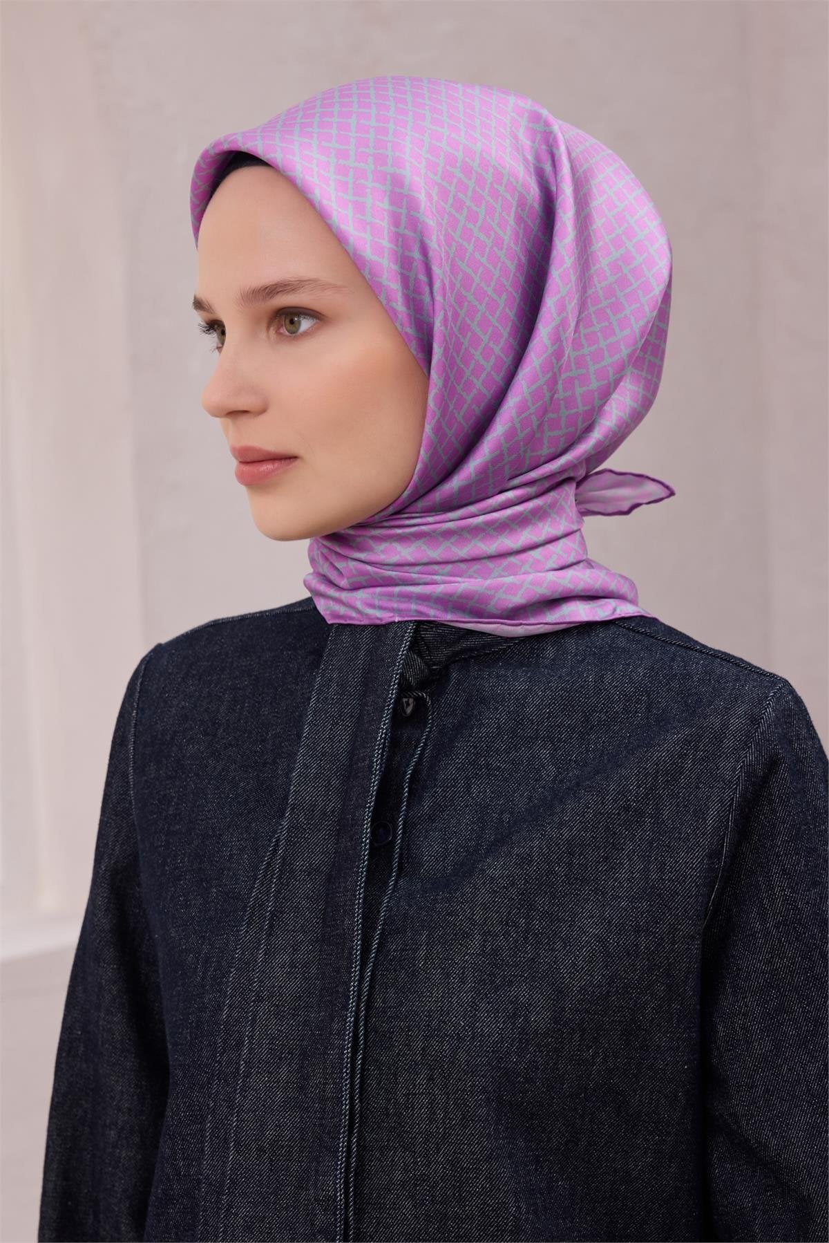 BELLİ GEOMETRİK DESEN İPEK EŞARP