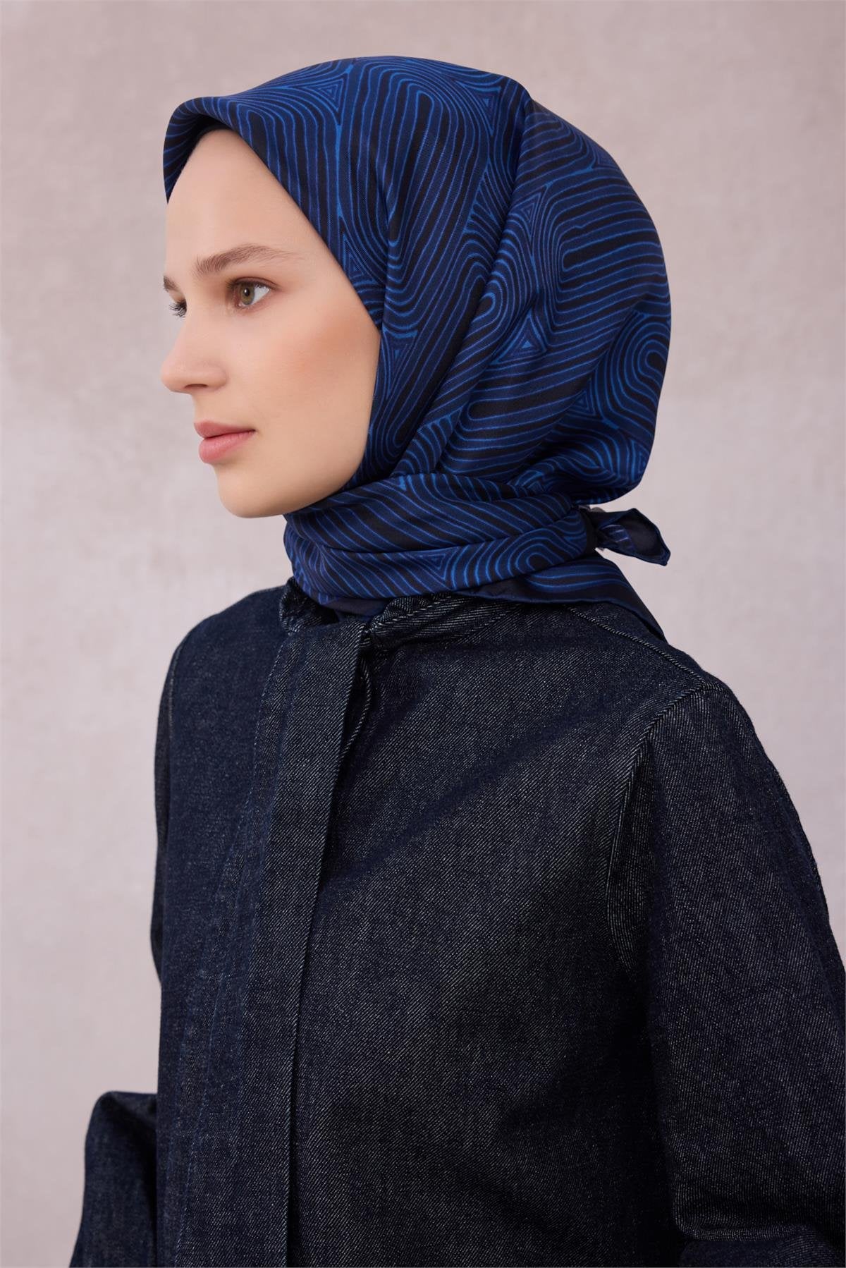 BELLİ GEOMETRİK DESEN İPEK EŞARP