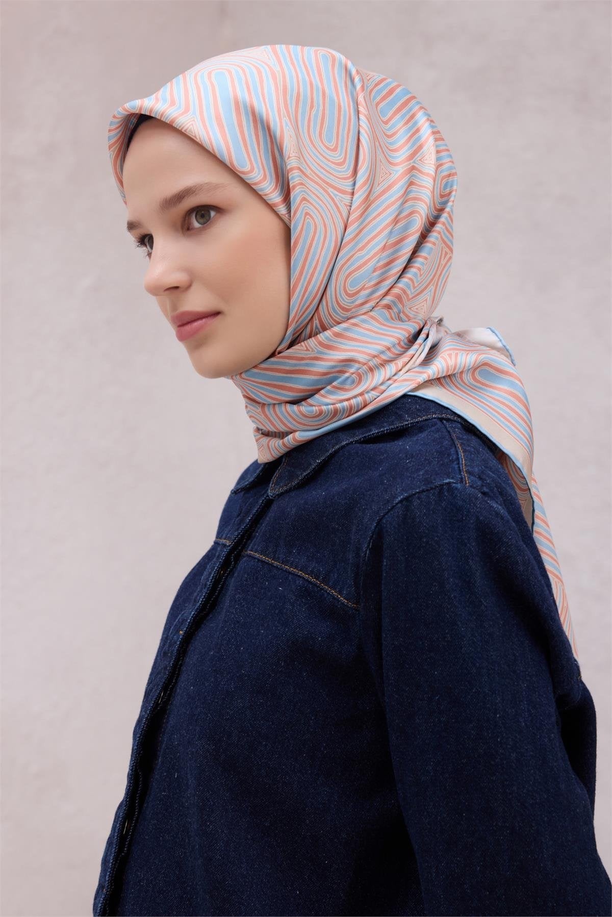 BELLİ GEOMETRİK DESEN İPEK EŞARP