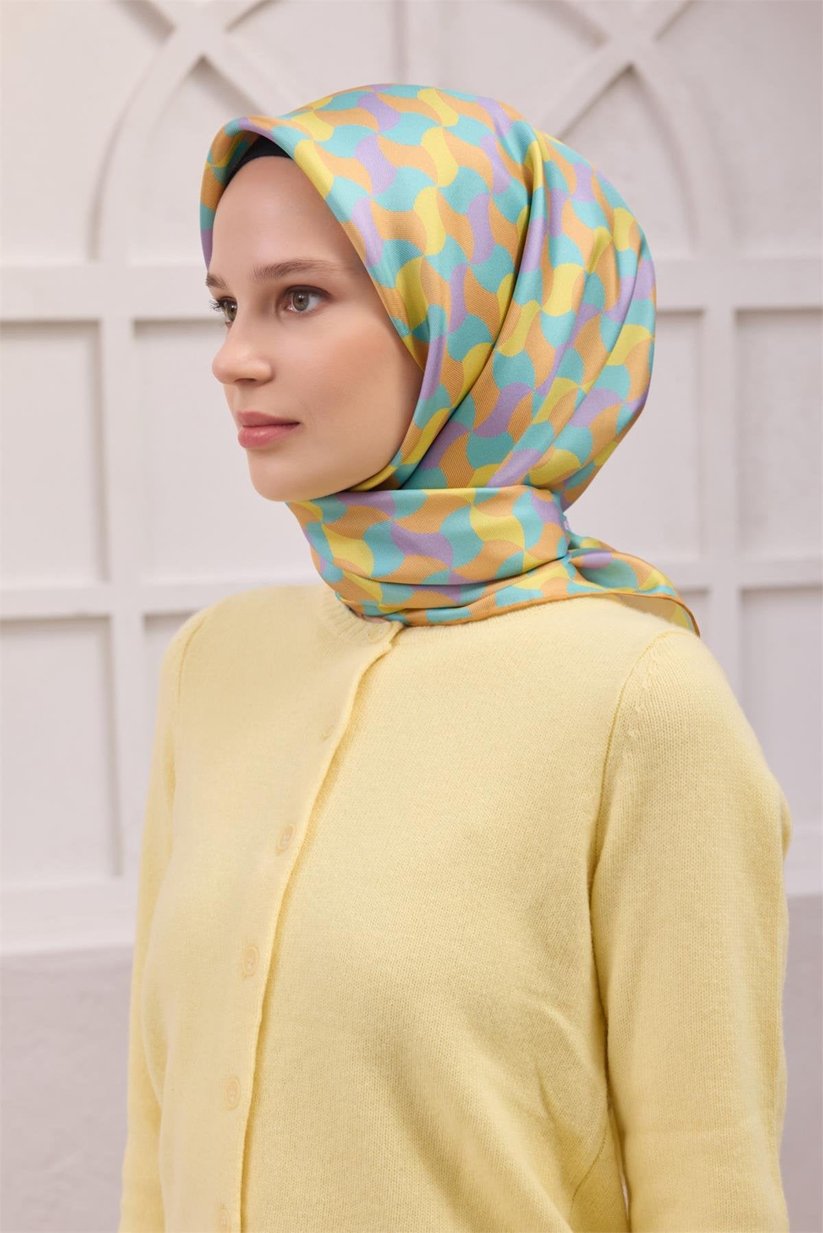 BELLİ GEOMETRİK DESEN İPEK EŞARP