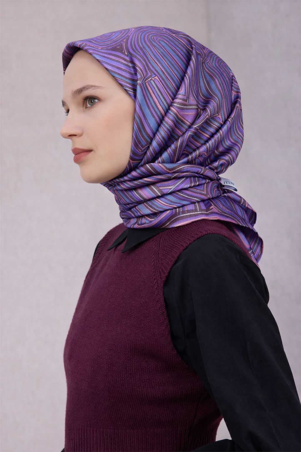 BELLİ GEOMETRİK DESEN İPEK EŞARP