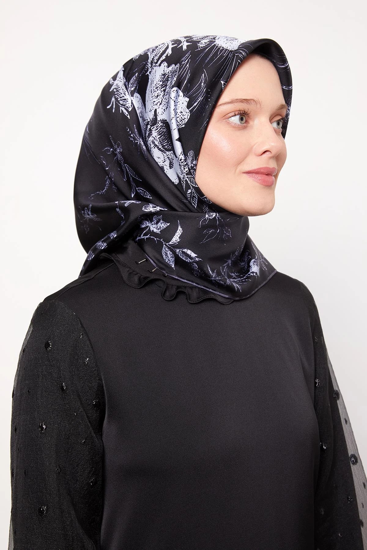 LEVİDOR SOYUT GÜL DESEN İPEK EŞARP