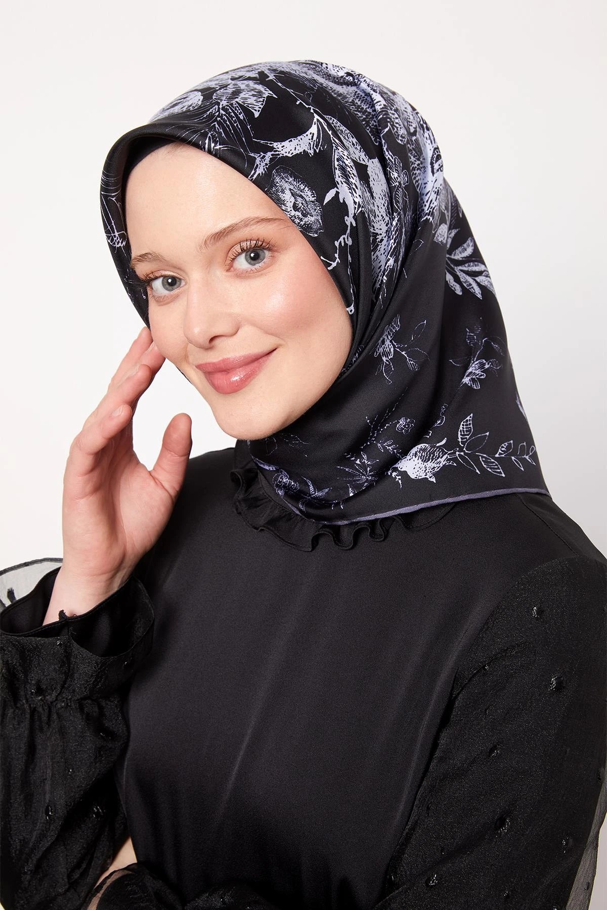 LEVİDOR SOYUT GÜL DESEN İPEK EŞARP