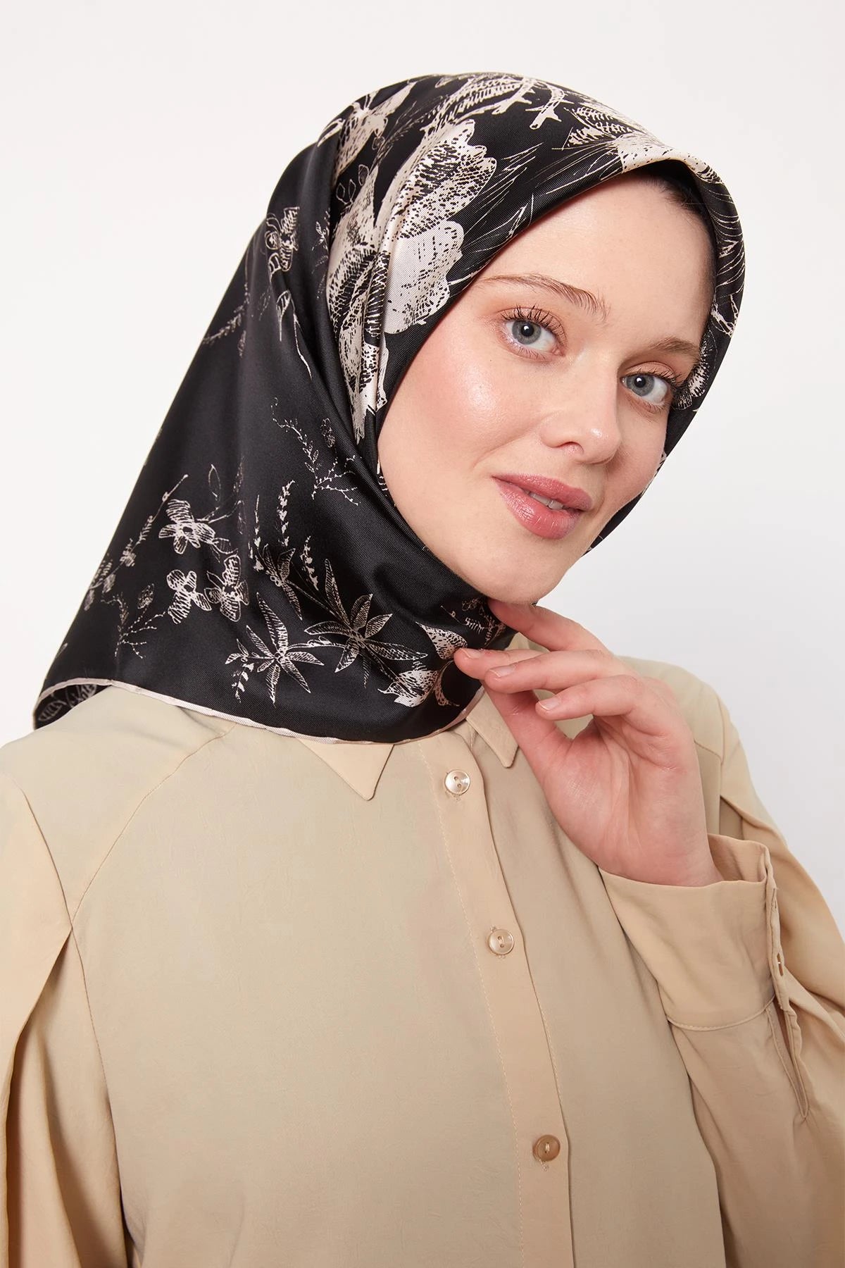 LEVİDOR SOYUT GÜL DESEN İPEK EŞARP