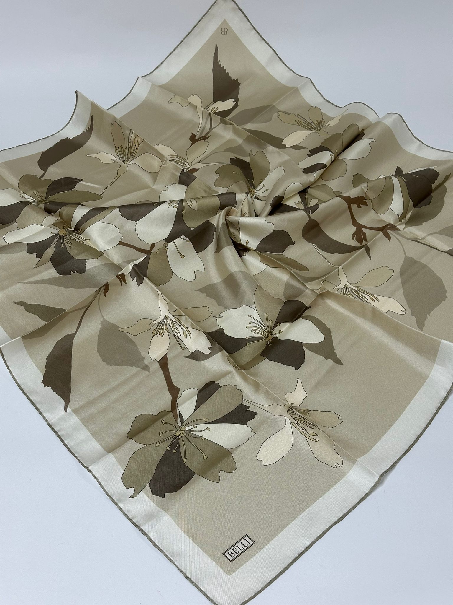 BELLİ ÇİÇEK DESEN İPEK EŞARP