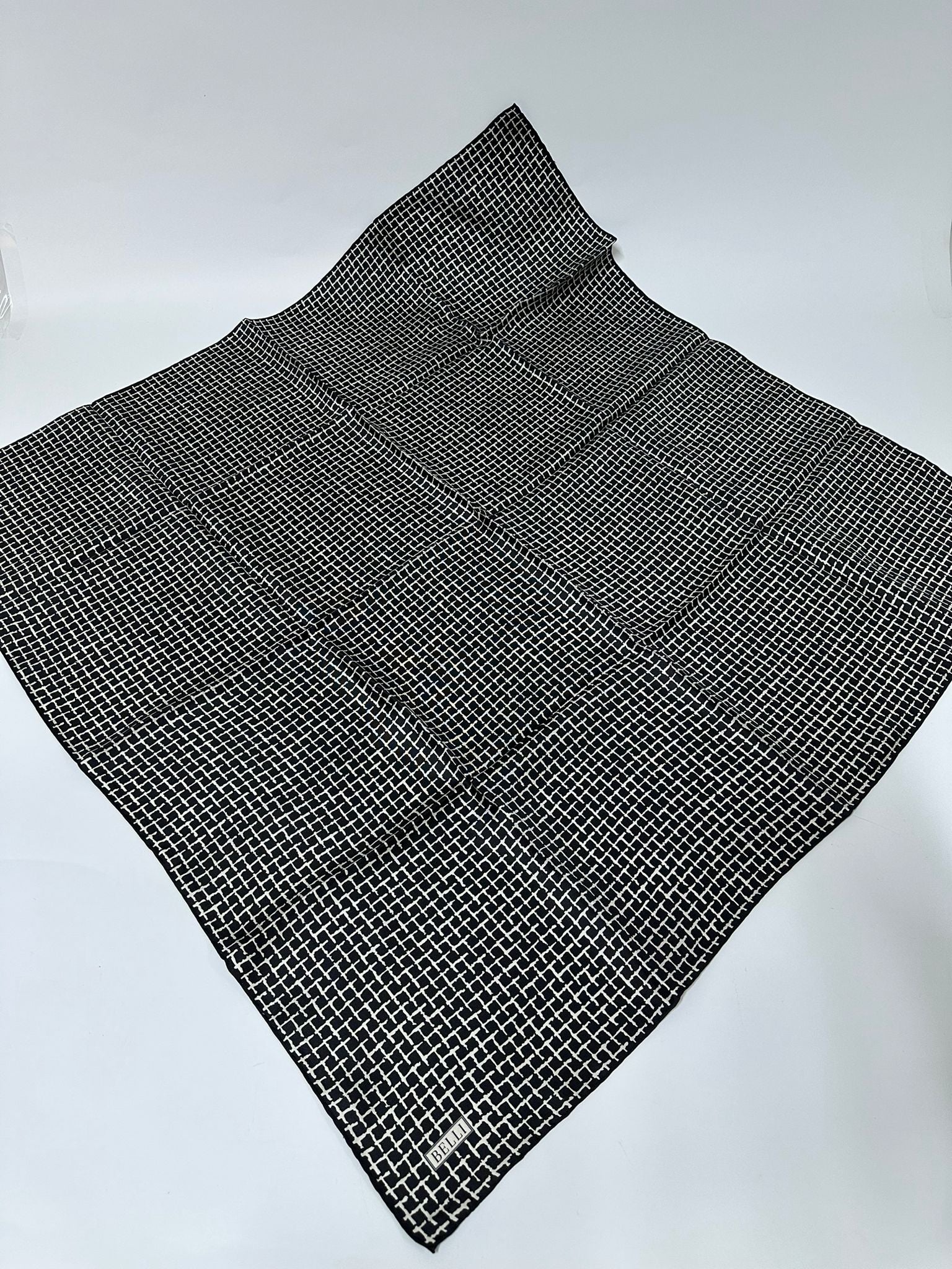 BELLİ KARE DESEN İPEK EŞARP