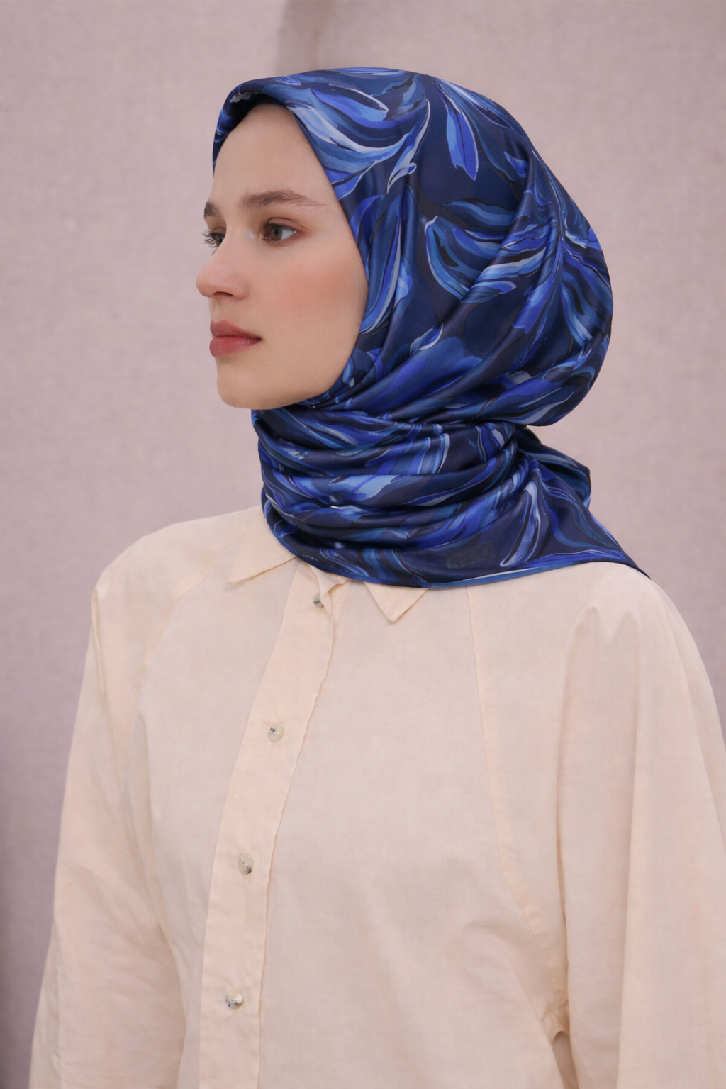 BELLİ ÇİÇEK DESEN İPEK EŞARP