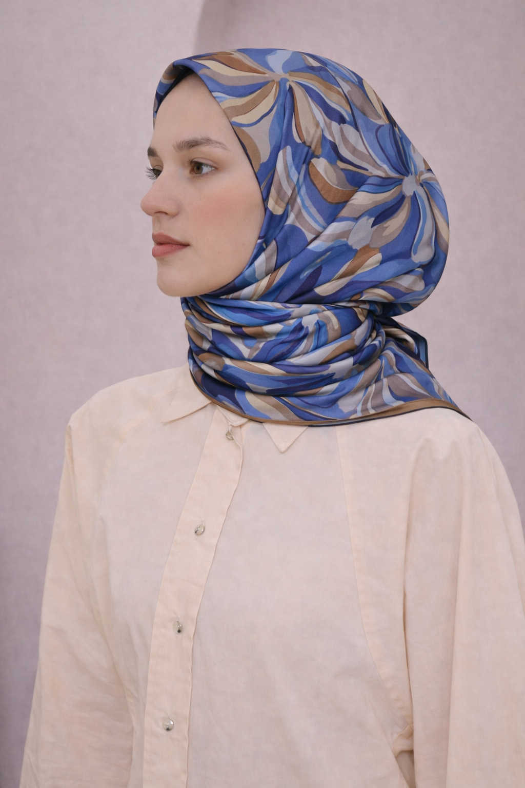 BELLİ ÇİÇEK DESEN İPEK EŞARP