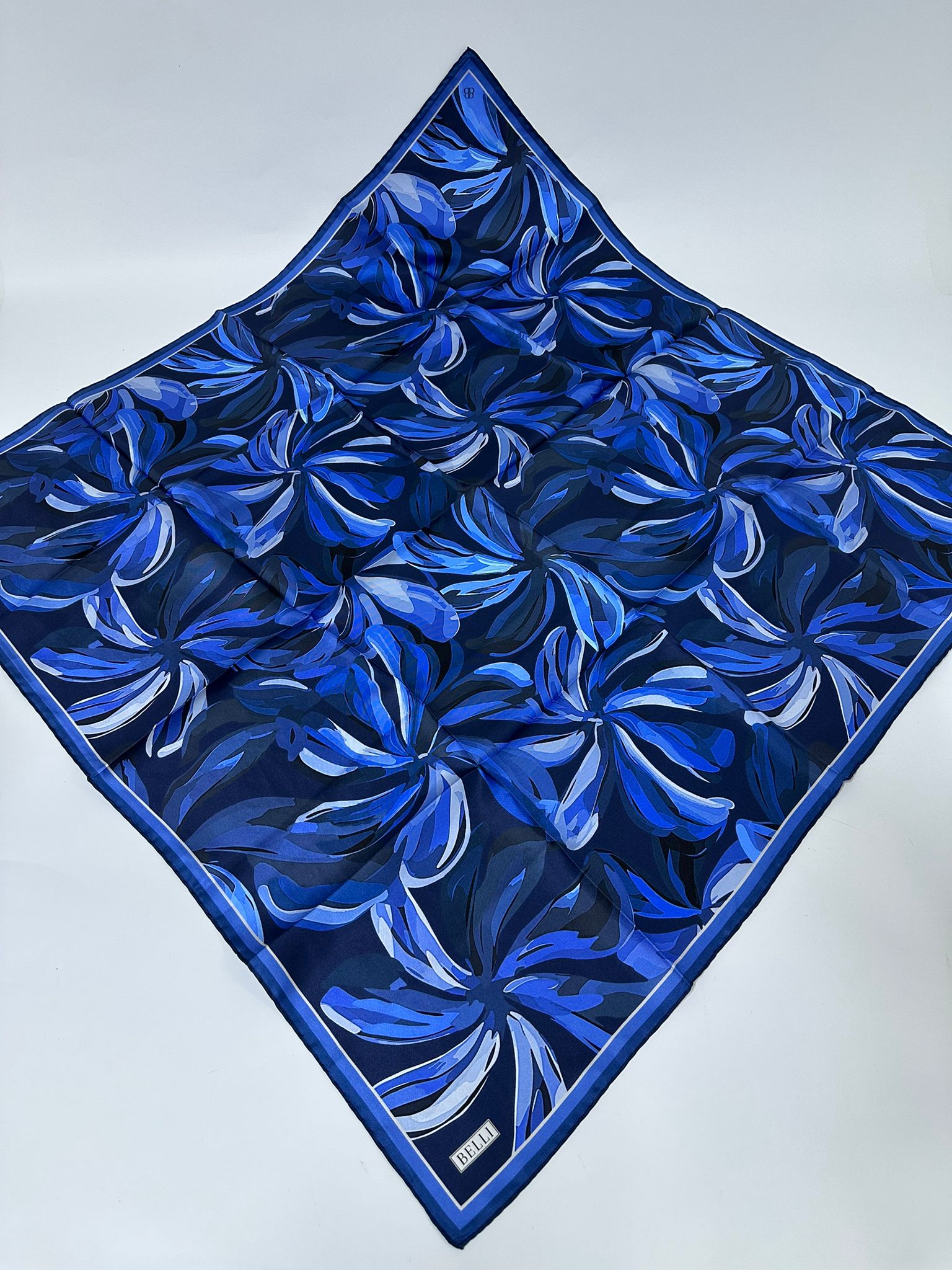 BELLİ ÇİÇEK DESEN İPEK EŞARP