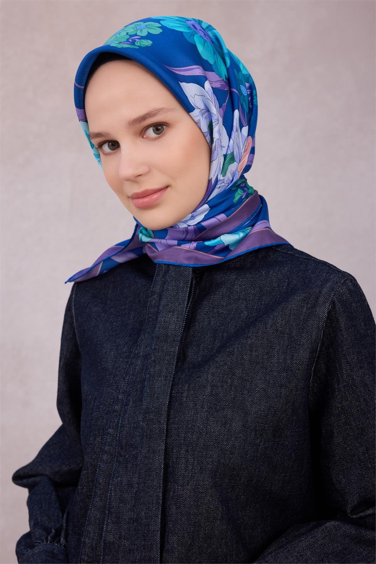 BELLİ ÇİÇEK DESEN İPEK EŞARP