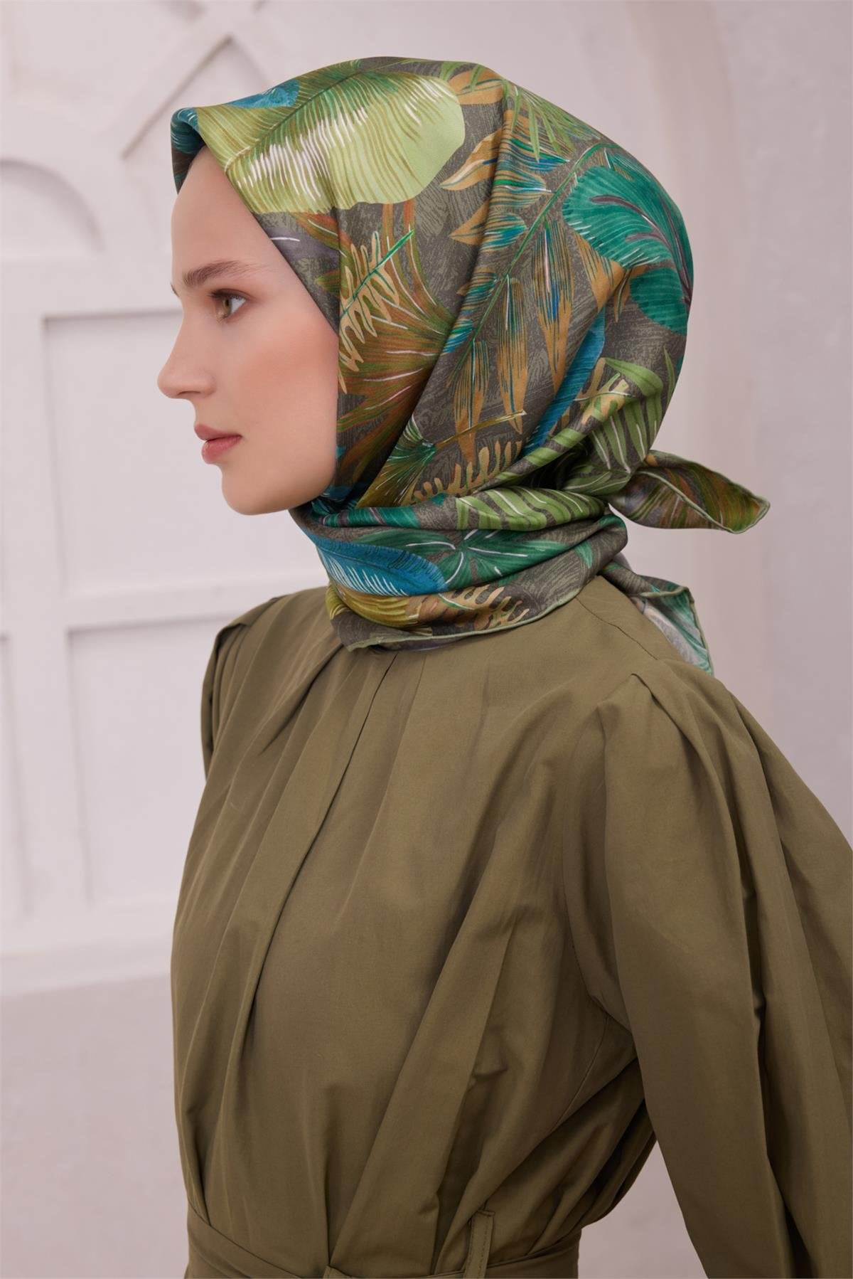 BELLİ ÇİÇEK DESEN İPEK EŞARP