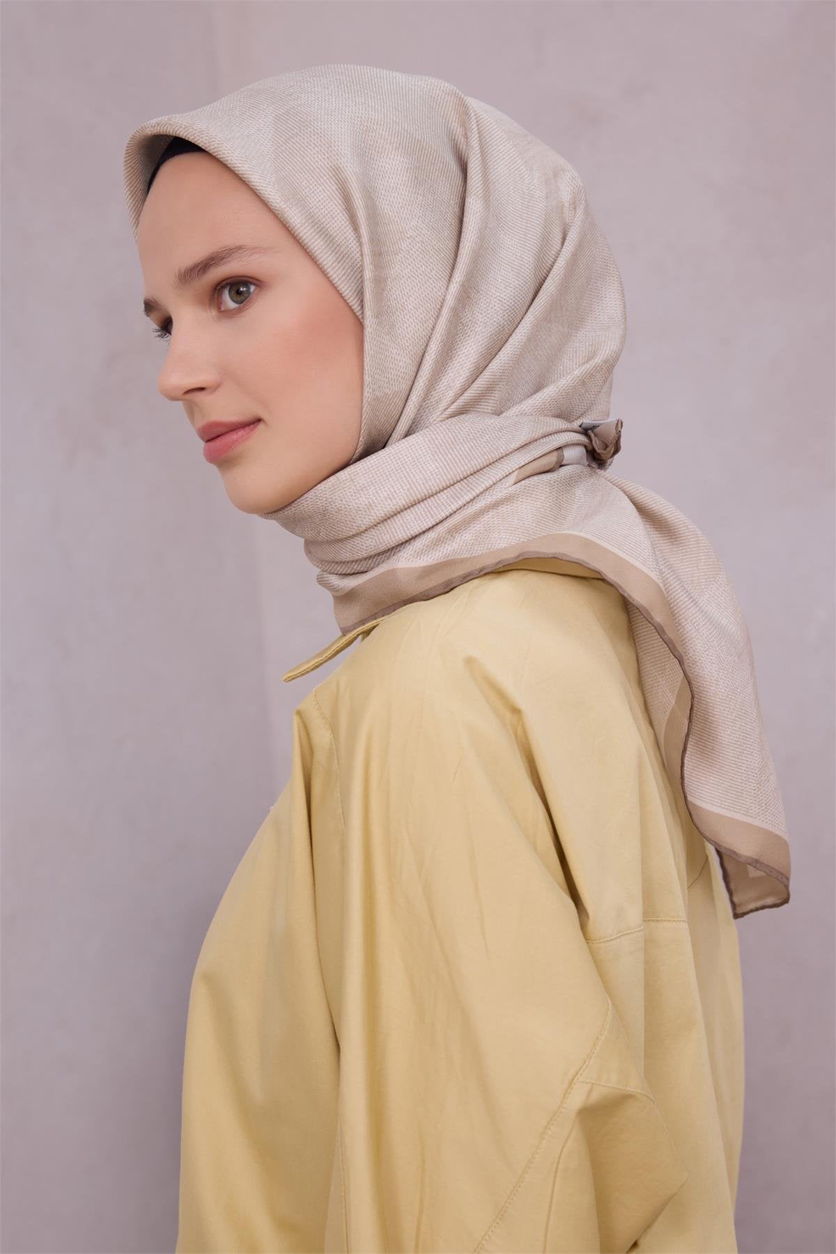 BELLİ GEOMETRİK DESEN İPEK EŞARP