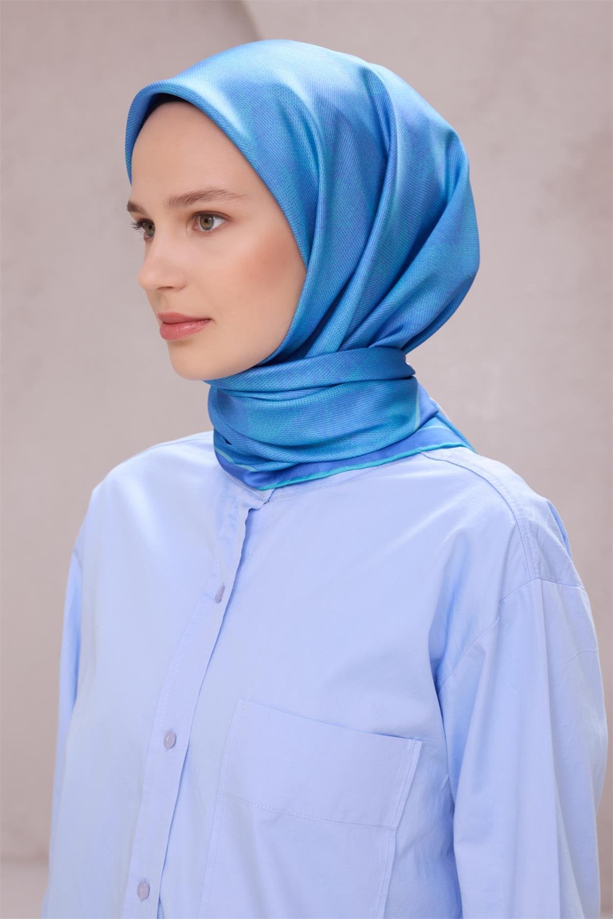 BELLİ GEOMETRİK DESEN İPEK EŞARP