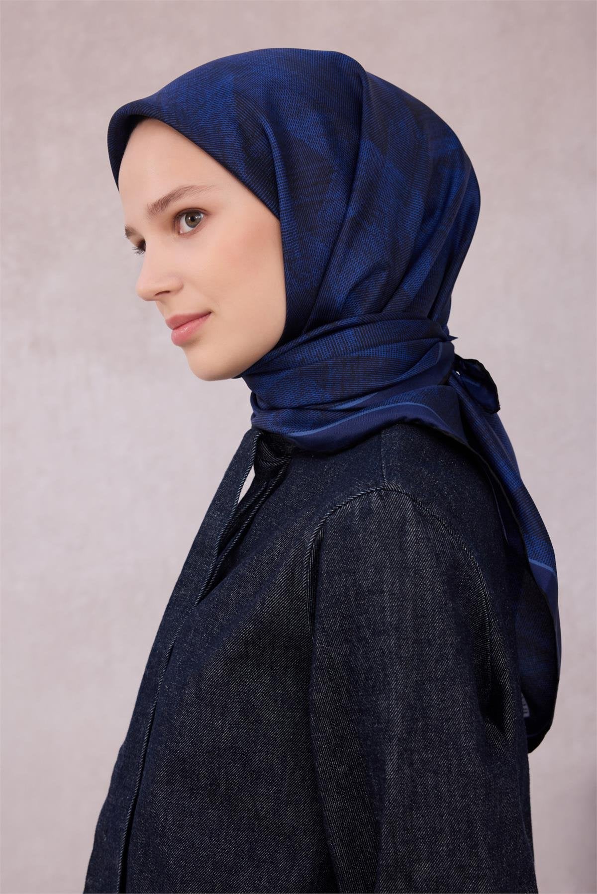 BELLİ GEOMETRİK DESEN İPEK EŞARP