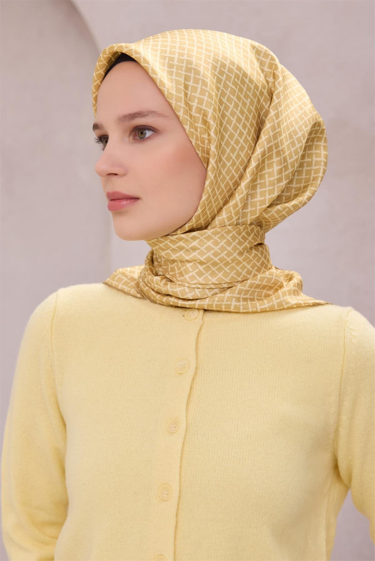 BELLİ GEOMETRİK DESEN İPEK EŞARP