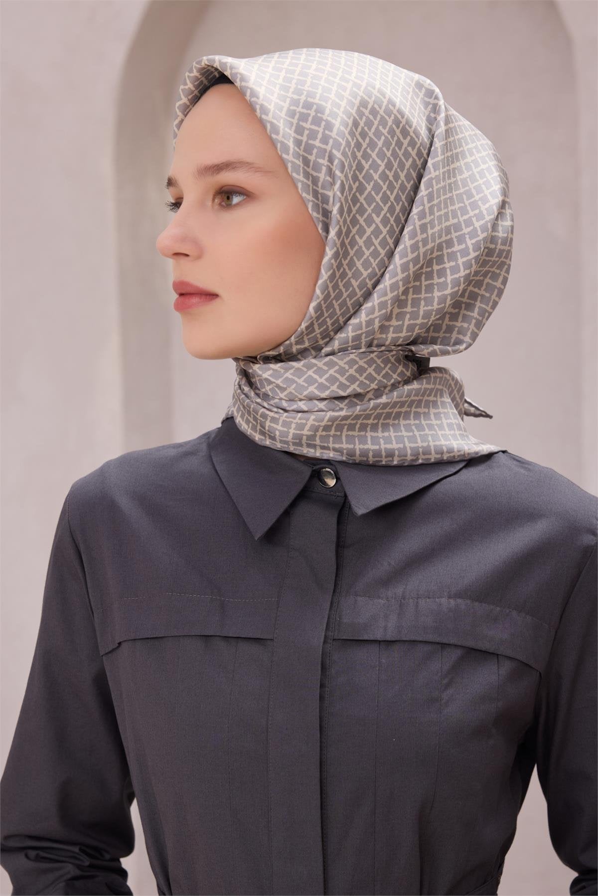 BELLİ GEOMETRİK DESEN İPEK EŞARP