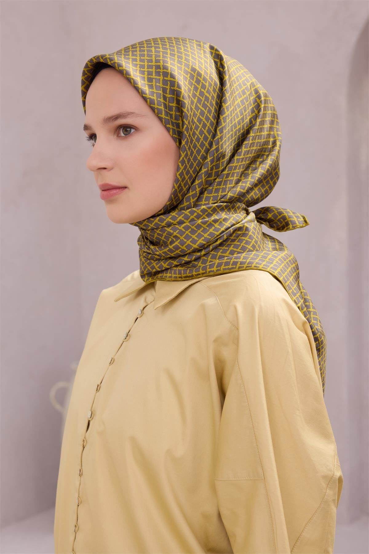 BELLİ GEOMETRİK DESEN İPEK EŞARP