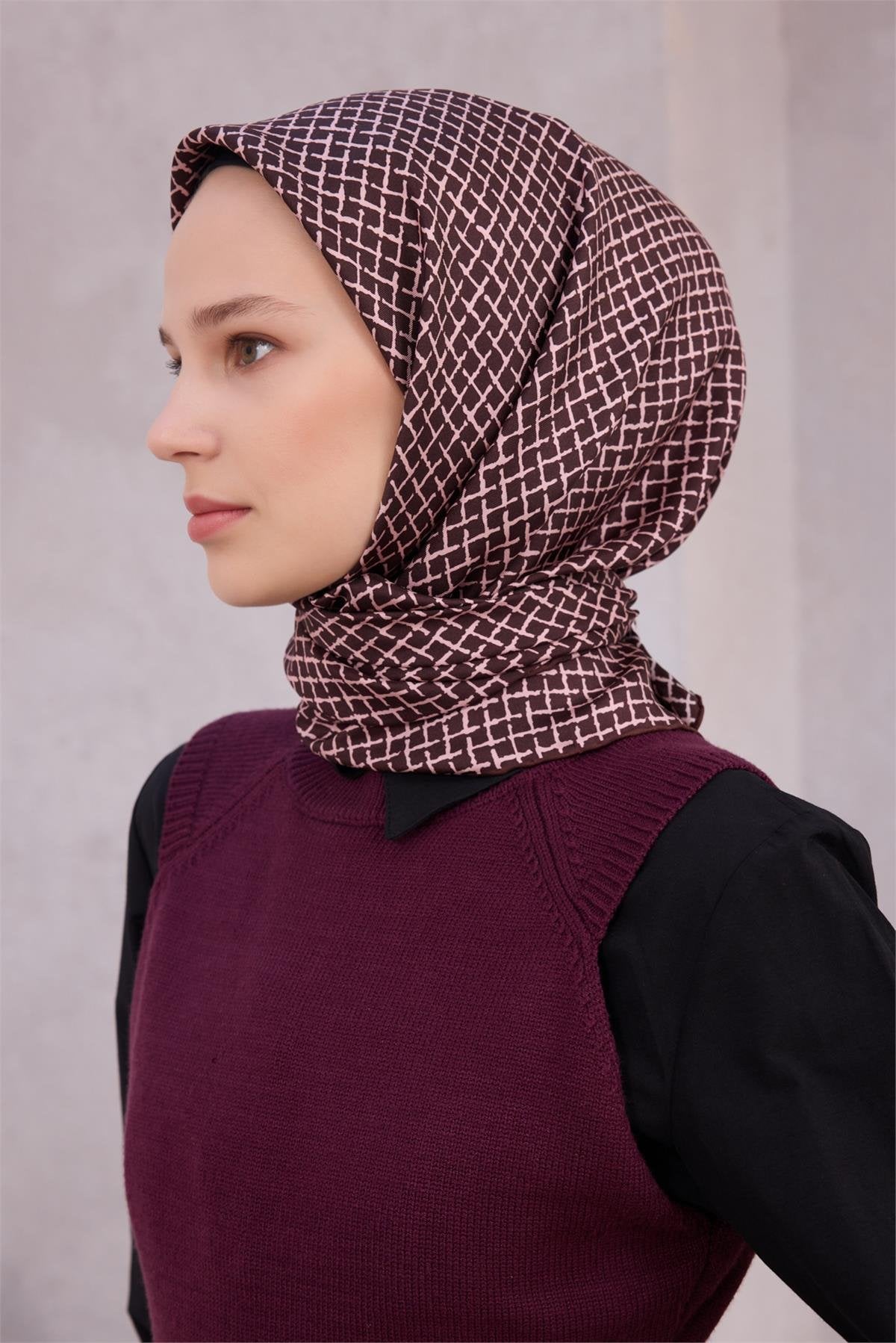 BELLİ GEOMETRİK DESEN İPEK EŞARP