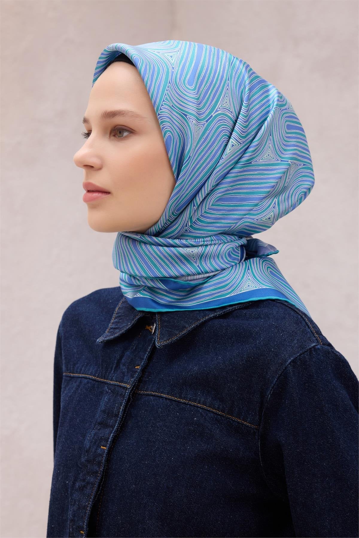 BELLİ GEOMETRİK DESEN İPEK EŞARP