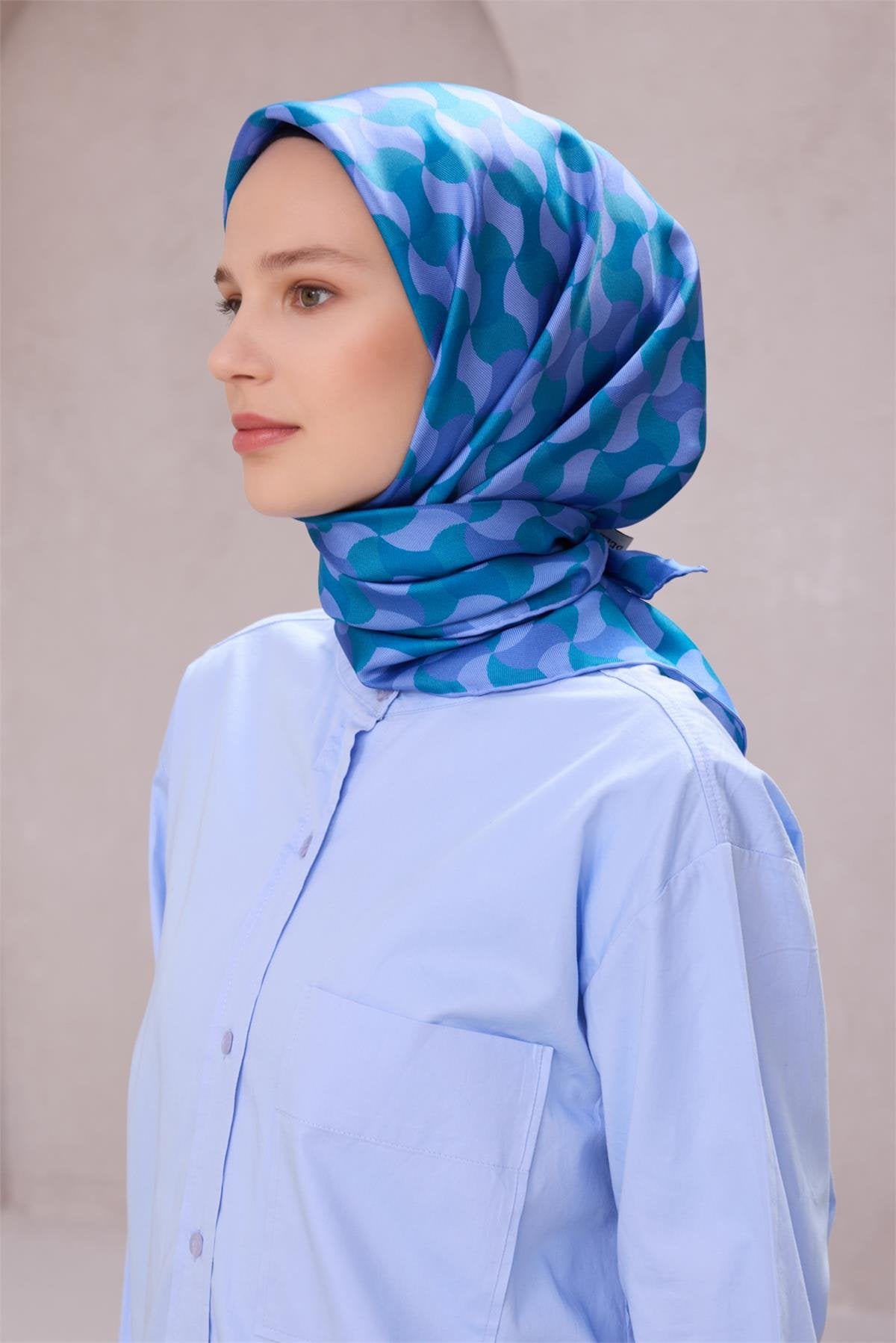 BELLİ GEOMETRİK DESEN İPEK EŞARP