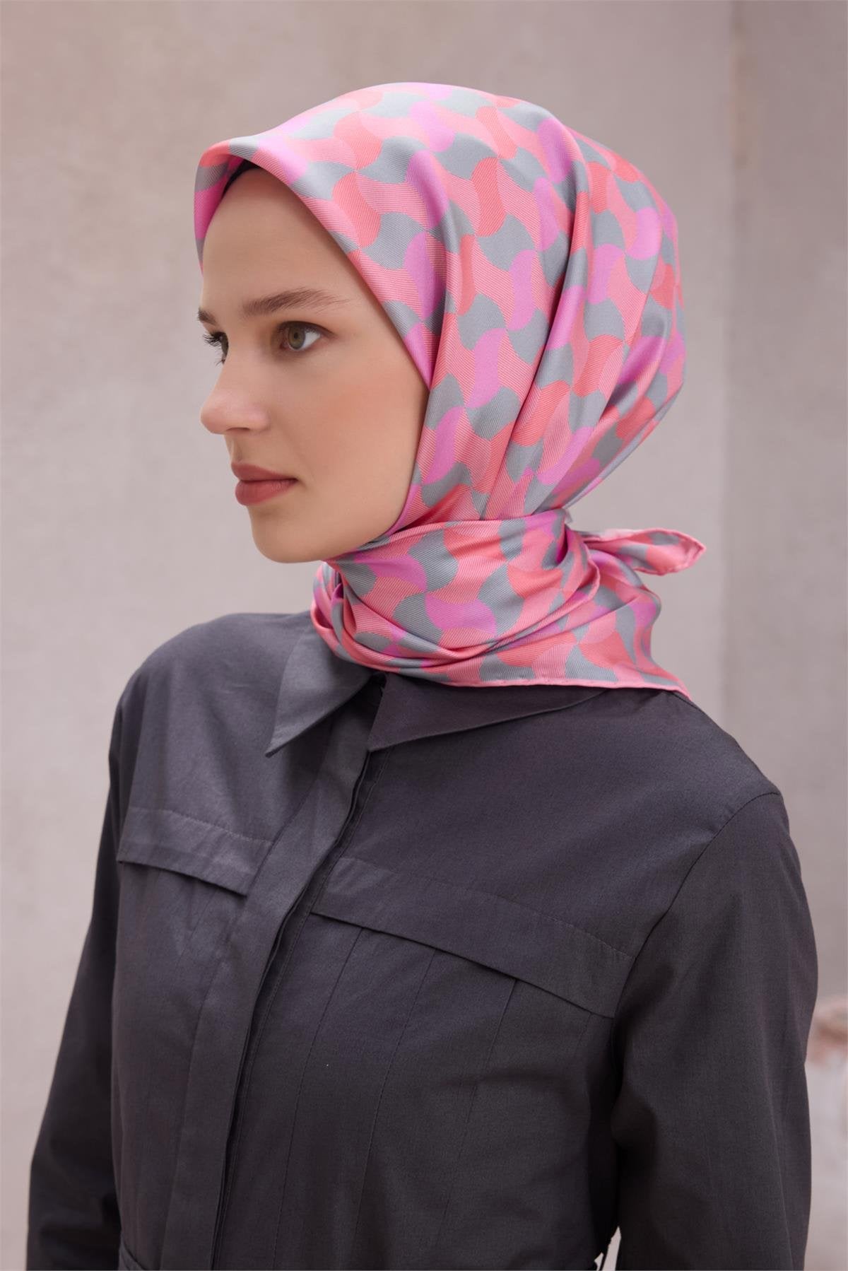 BELLİ GEOMETRİK DESEN İPEK EŞARP