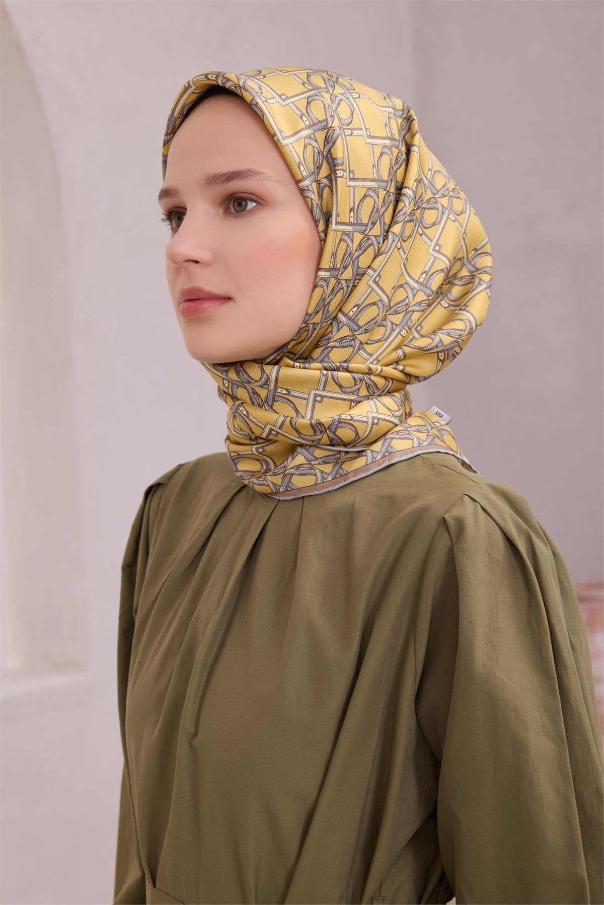 BELLİ GEOMETRİK DESEN İPEK EŞARP