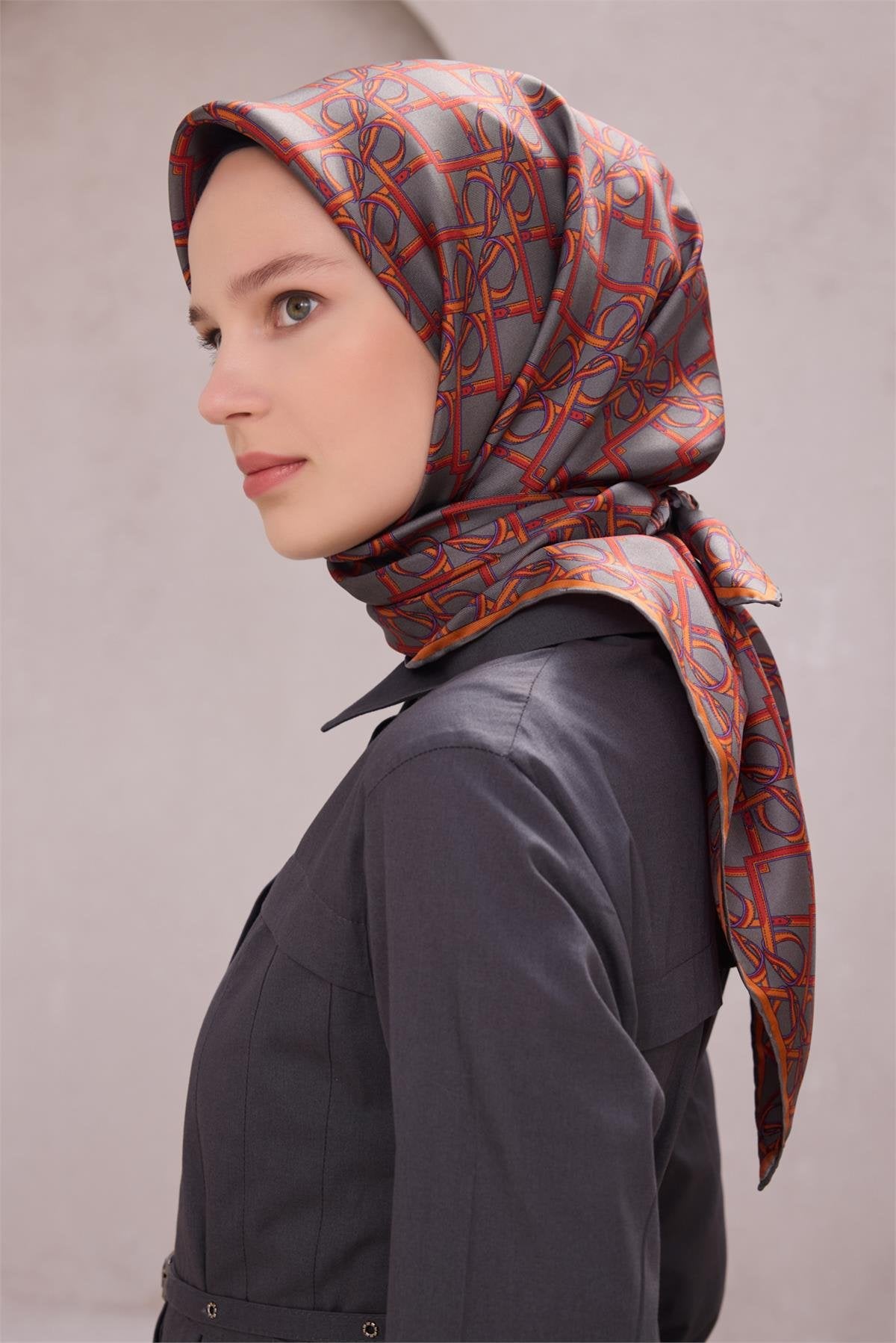 BELLİ GEOMETRİK DESEN İPEK EŞARP