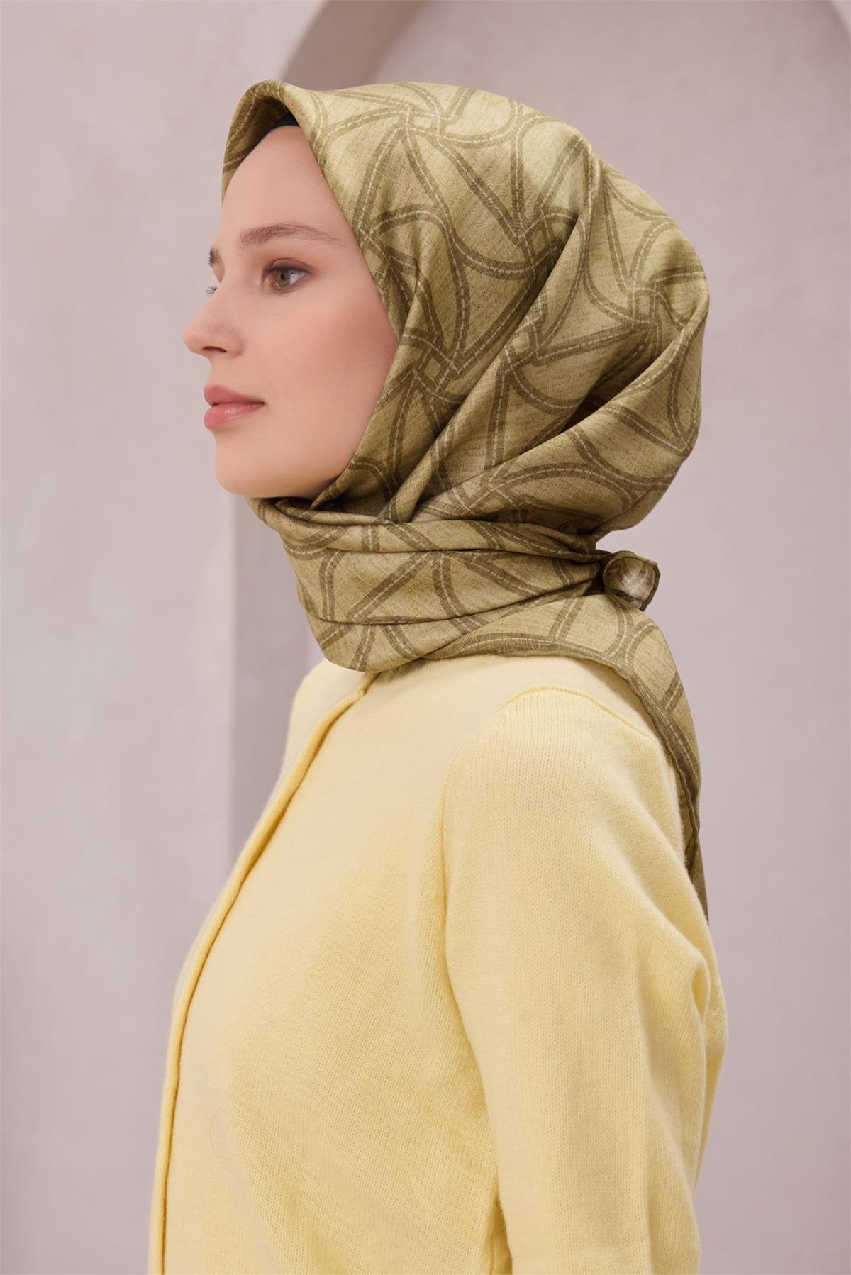 BELLİ GEOMETRİK DESEN İPEK EŞARP