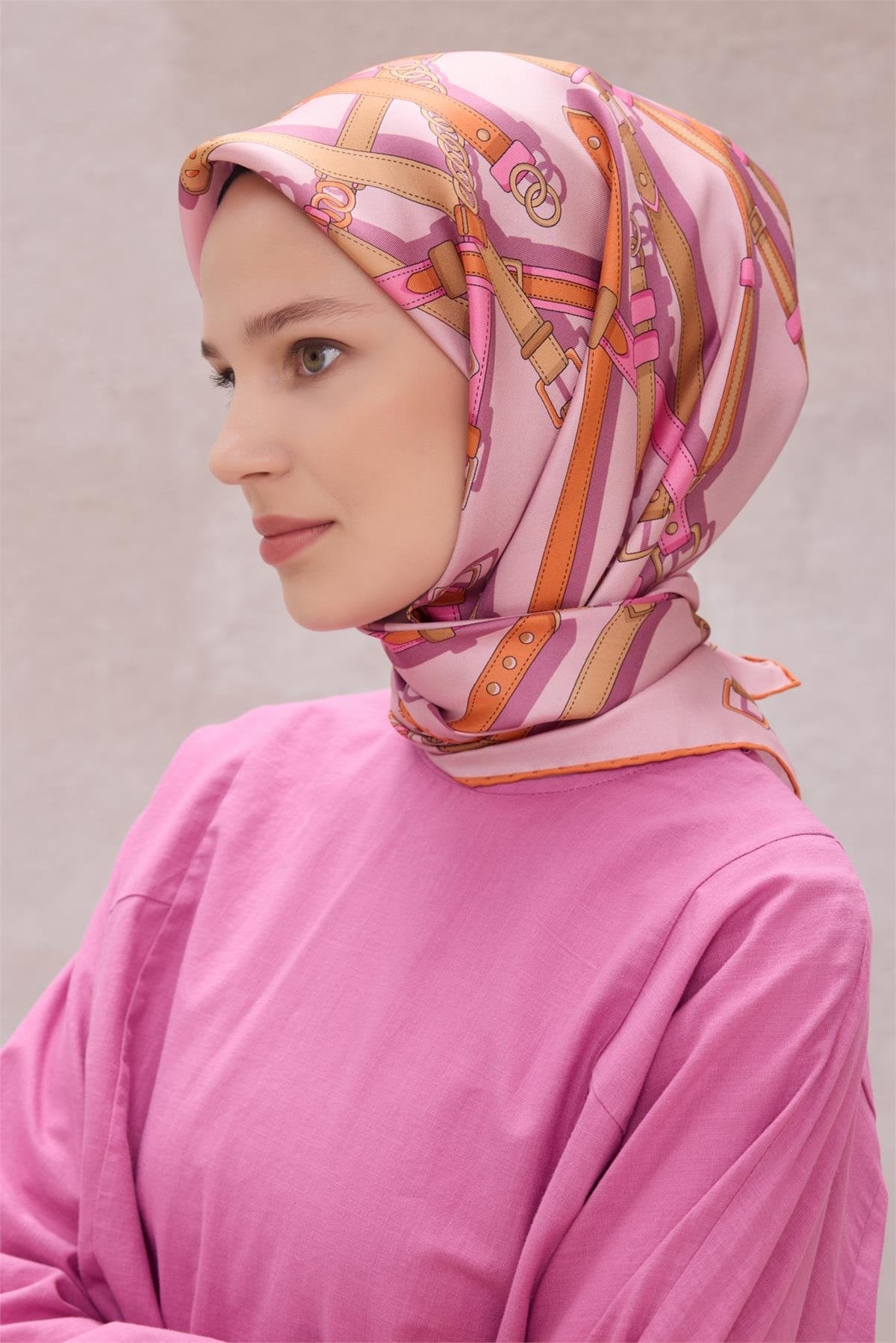 BELLİ KEMER DESEN İPEK EŞARP