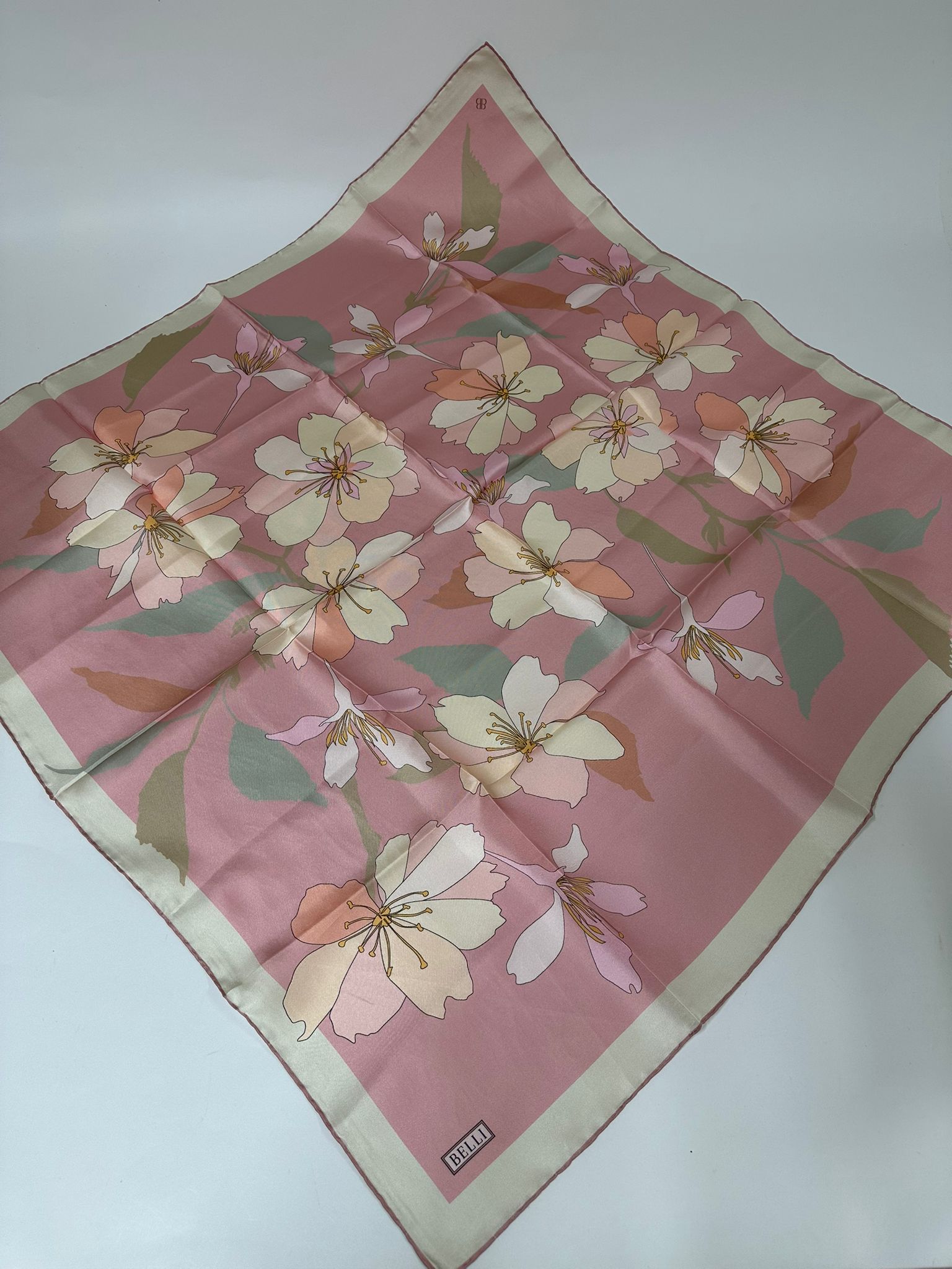 BELLİ ÇİÇEK DESEN İPEK EŞARP